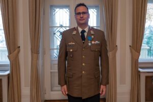 Read more about the article Francia Köztársaság Nemzeti Érdemrend Lovagkeresztjével tüntette ki a Magyar Katonai Jogi és Hadijogi Társaság elnökségi tagját, dr. Balogh András József ezredest